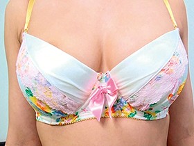 素人娘の全裸図鑑2 今時の女の子13名が恥らいながら脱衣していく様子をじっくり撮影した、変態紳士のためのヘアヌードコレクション　サンプル画像07